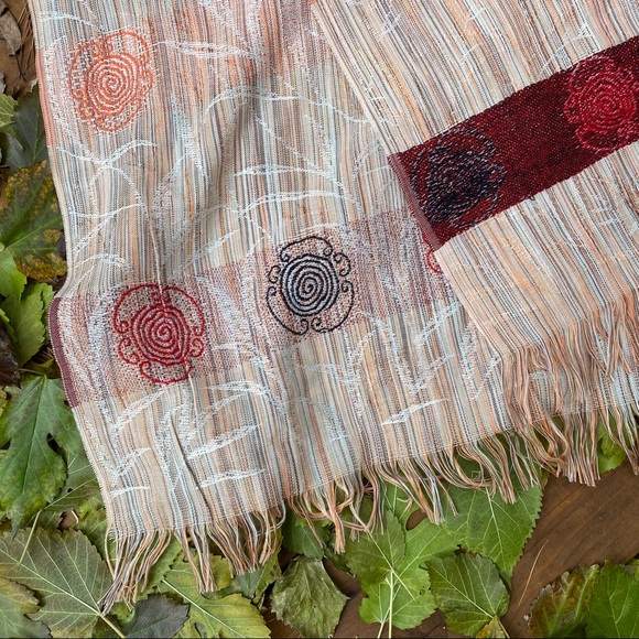 Beautiful woven pashmina shawl - Picture 2 of 4